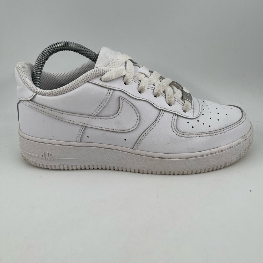 👞 Nike Big Kid’s Air Force 1 LE GS Triple White Sneakers Shoes - Size 7 Youth